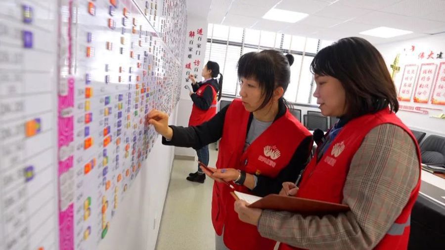 對照“作戰(zhàn)圖”，彭浦新村街道社區(qū)干部可以有針對性地走訪居民。 資料照片.jpeg