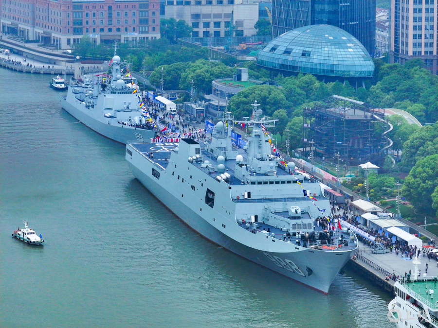 導彈驅逐艦西安艦、綜合登陸艦沂蒙山艦停靠在上海港國際客運中心碼頭，迎接社會各界民眾參觀。記者 張海峰 攝.jpg