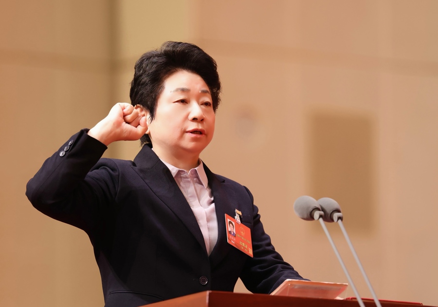 昨天上午，市十六屆人大二次會議憲法宣誓儀式舉行。新當(dāng)選的市人大常委會主任黃莉新進(jìn)行憲法宣誓。袁婧 攝  .jpeg