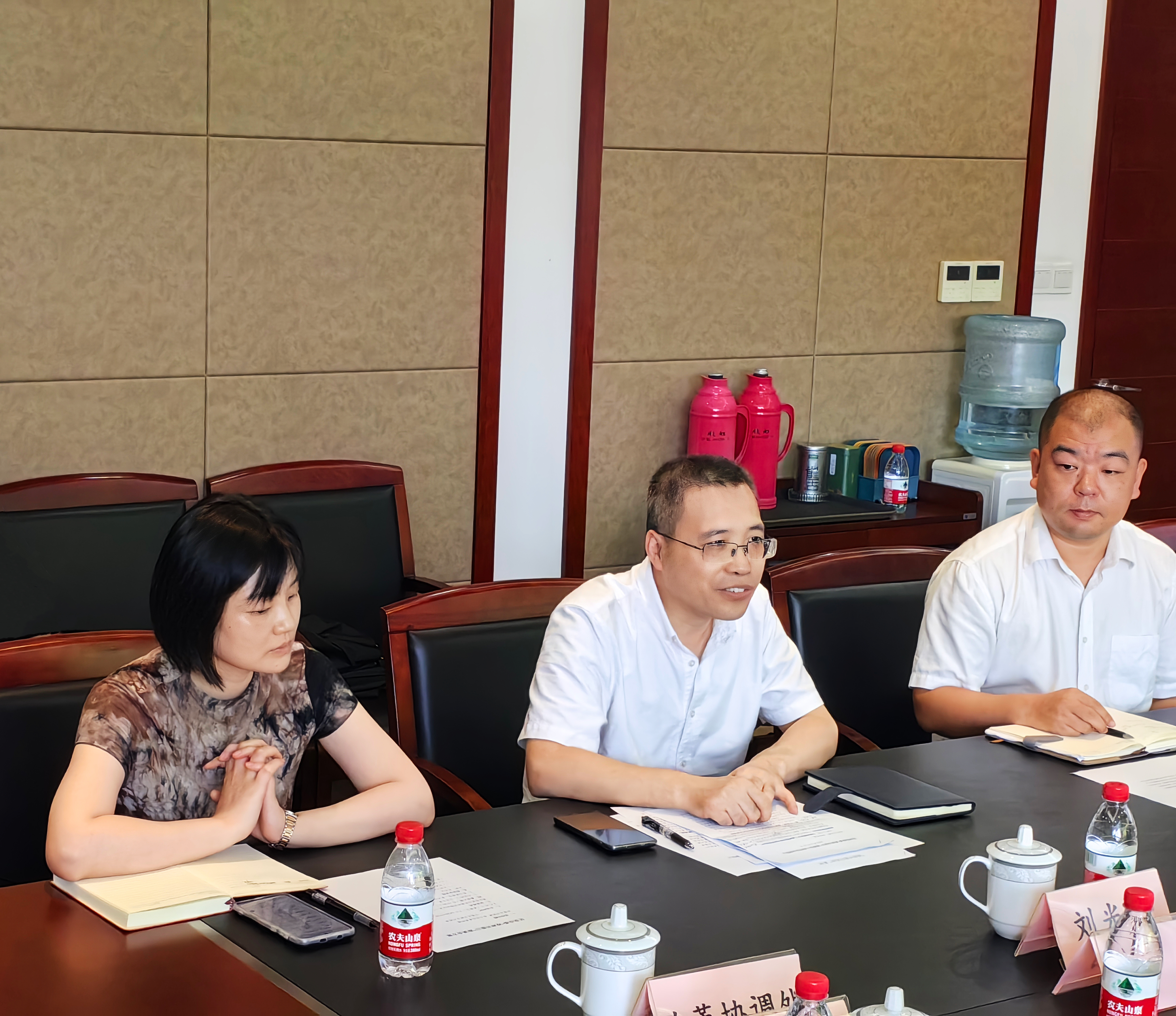 座談會(huì)上，區(qū)發(fā)改委黨組成員、副主任劉光衛(wèi)介紹了“政府開(kāi)放日”活動(dòng)的背景及重要性.png