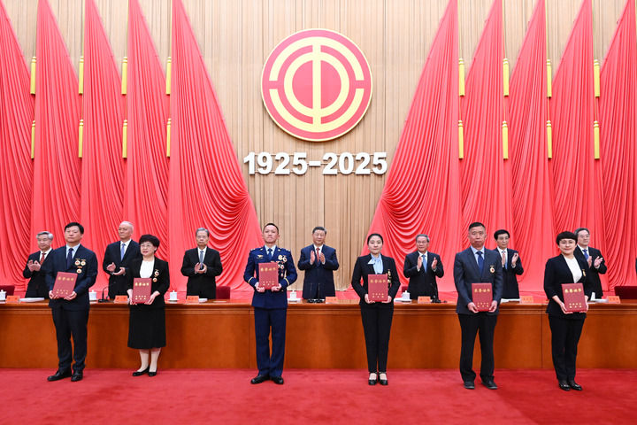 這是習(xí)近平等黨和國(guó)家領(lǐng)導(dǎo)人為全國(guó)勞動(dòng)模范和先進(jìn)工作者代表頒發(fā)榮譽(yù)證書。 新華社記者 謝環(huán)馳 攝.jpg