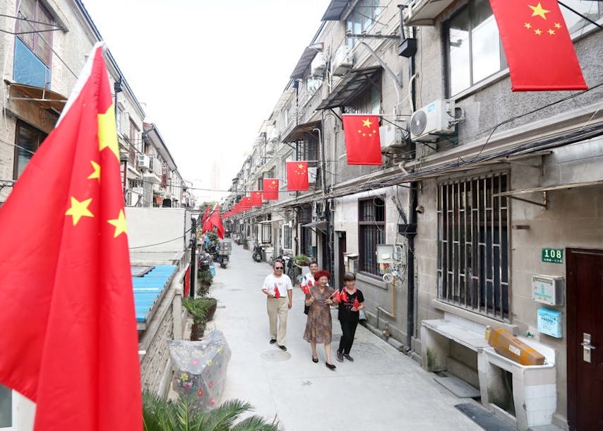 讓更多的人了解國旗 熱愛國旗 增強(qiáng)民族自豪感 “國旗弄堂”里 紅旗裝點喜慶