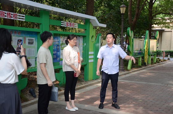萬(wàn)盛居民區(qū)黨支部書記、居委會(huì)主任翁益兵向大家介紹