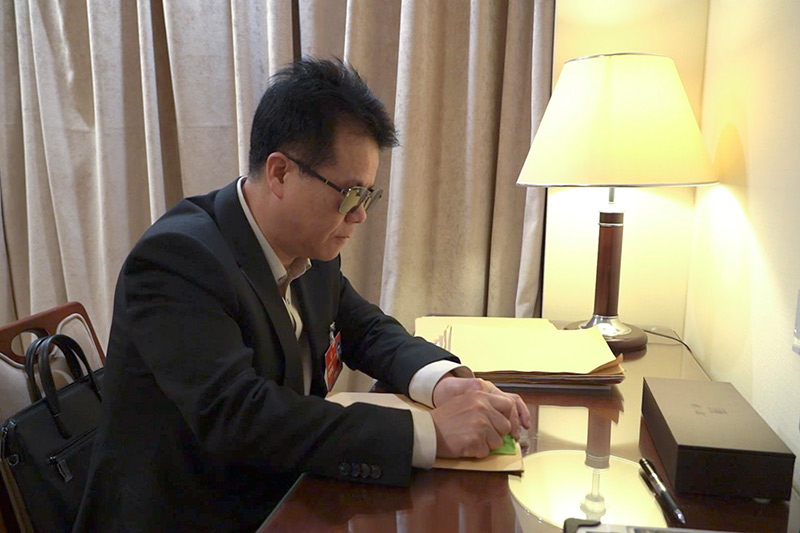 2023年3月7日，王永澄在駐地房間用盲文紙書寫建議.jpg