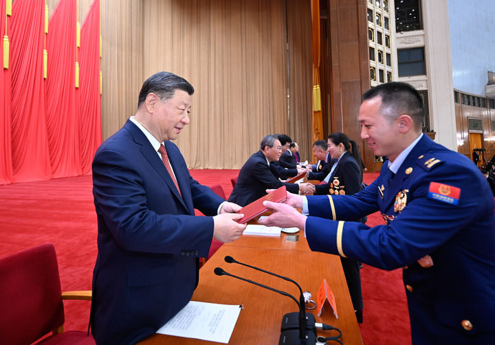 4月28日，慶祝中華全國(guó)總工會(huì)成立100周年暨全國(guó)勞動(dòng)模范和先進(jìn)工作者表彰大會(huì)在北京人民大會(huì)堂隆重舉行。這是習(xí)近平等黨和國(guó)家領(lǐng)導(dǎo)人為全國(guó)勞動(dòng)模范和先進(jìn)工作者代表頒發(fā)榮譽(yù)證書。.jpg