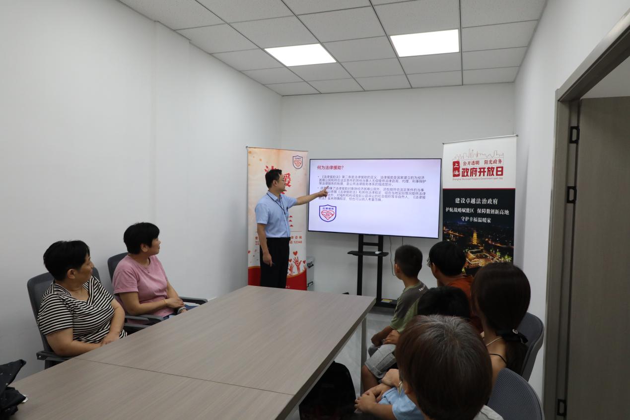 “政務(wù)公開面對(duì)面 法律服務(wù)零距離”青浦區(qū)法律援助中心聯(lián)合區(qū)司法局律師公證工作科開展2024年政府開放日活動(dòng).jpg