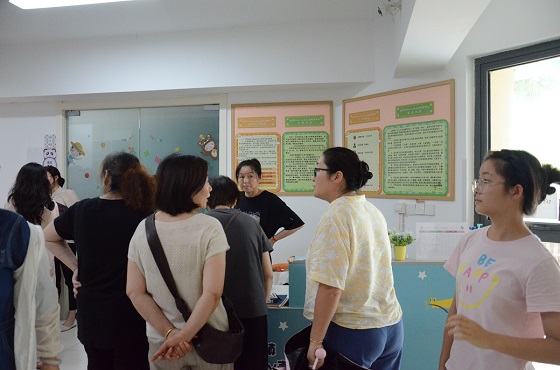 市民代表參觀小bay殼兒童服務(wù)中心