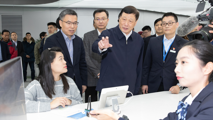 2018年12月27日，應(yīng)勇市長(zhǎng)來(lái)到徐匯區(qū)行政服務(wù)中心，現(xiàn)場(chǎng)察看“一網(wǎng)通辦”推進(jìn)情況。