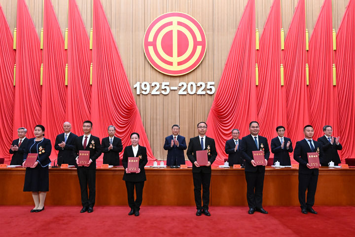 這是習(xí)近平等黨和國(guó)家領(lǐng)導(dǎo)人為全國(guó)勞動(dòng)模范和先進(jìn)工作者代表頒發(fā)榮譽(yù)證書。新華社記者 謝環(huán)馳 攝 .jpg