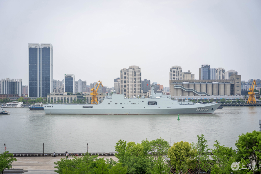 我國自行研制的新一代052C型導(dǎo)彈驅(qū)逐艦西安艦（舷號153）和071型大型船塢登陸艦沂蒙山艦（舷號988）駛過黃浦江楊浦水域.jpg