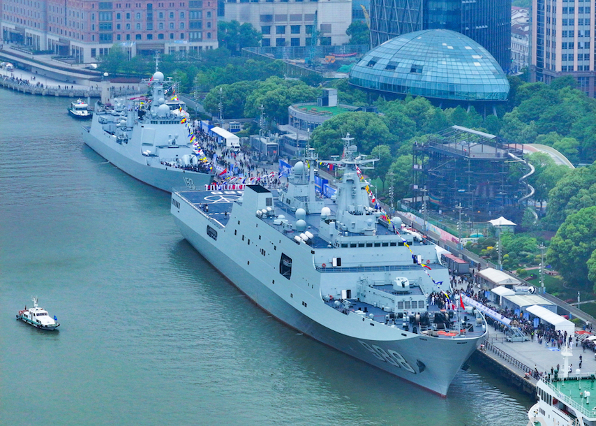 兩艘現(xiàn)役主戰(zhàn)艦艇滬上首開放 高掛滿旗慶節(jié)日 靜臥浦江迎客來