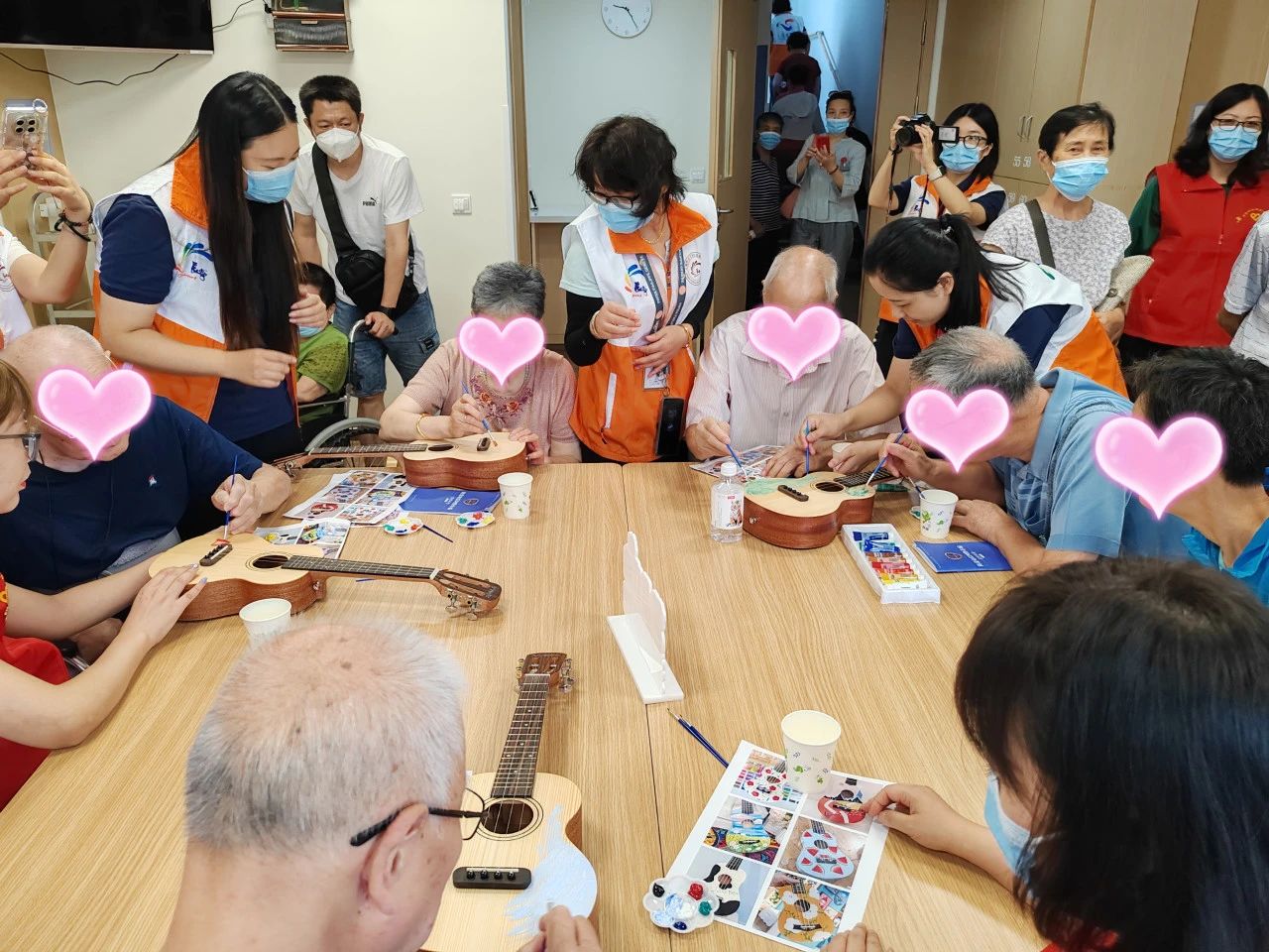 首次走進長寧區(qū)社會福利院的老年人被暖到了……2.jpg