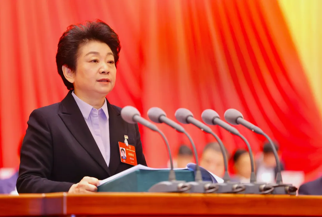 黃莉新作市人大常委會(huì)工作報(bào)告。 袁婧 攝.jpeg