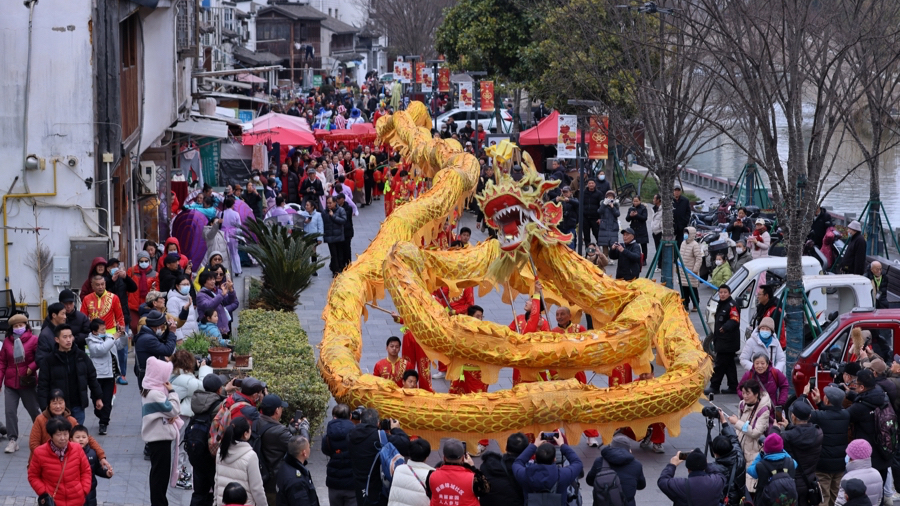 昨天，三林老街鑼鼓喧天，百米巨龍翻騰游走，市民在觀看舞龍表演。記者 賴鑫琳 攝.jpg