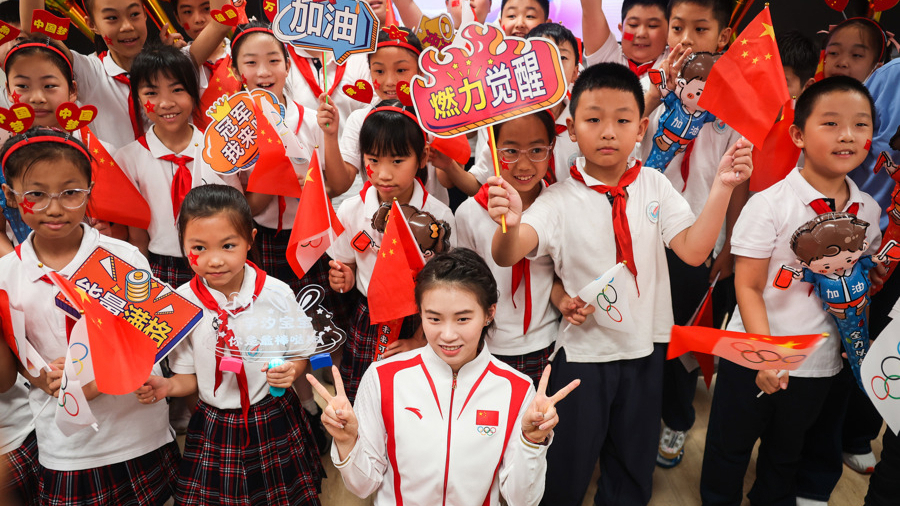 陳芋汐回到母校上海市徐匯區(qū)光啟小學(xué)，與師生代表合影留念。記者 海沙爾 攝.jpg