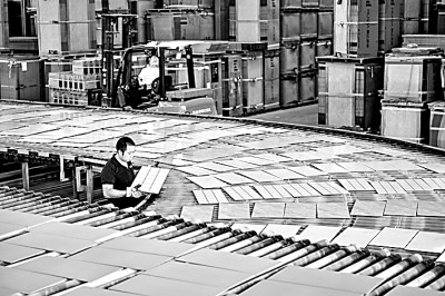 四川省眉山市某陶瓷企業(yè)生產(chǎn)車間全自動生產(chǎn)線賦能企業(yè)提質(zhì)增效。光明圖片:視覺中國.jpg