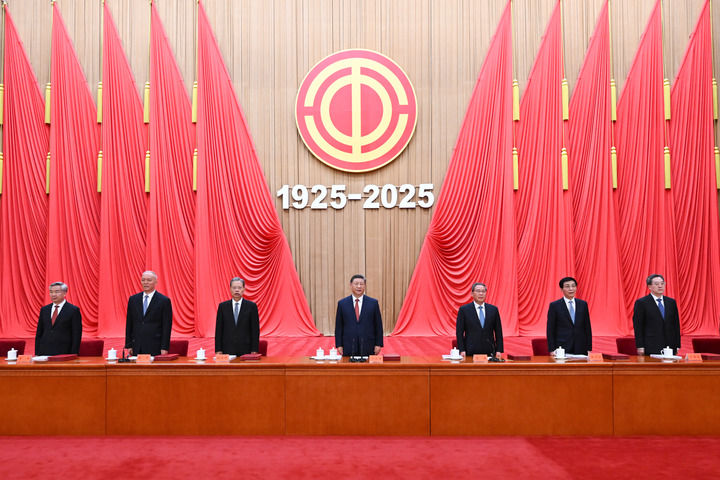 習(xí)近平、李強(qiáng)、趙樂際、王滬寧、蔡奇、丁薛祥、李希等出席大會(huì)。新華社記者 謝環(huán)馳 攝.jpg