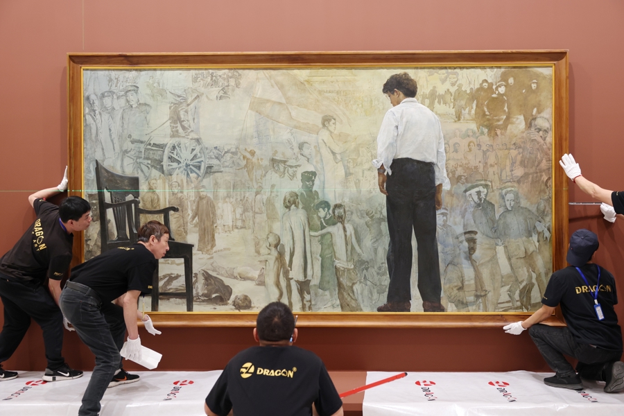 昨天，浦東美術(shù)館工作人員正在布置陳逸飛油畫作品《踱步》.jpg