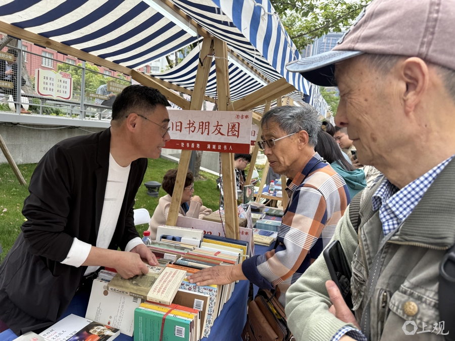 參加“舊書朋友圈”的傳記作家羅銀勝為讀者熱情介紹書籍。 施晨露 攝  .jpeg