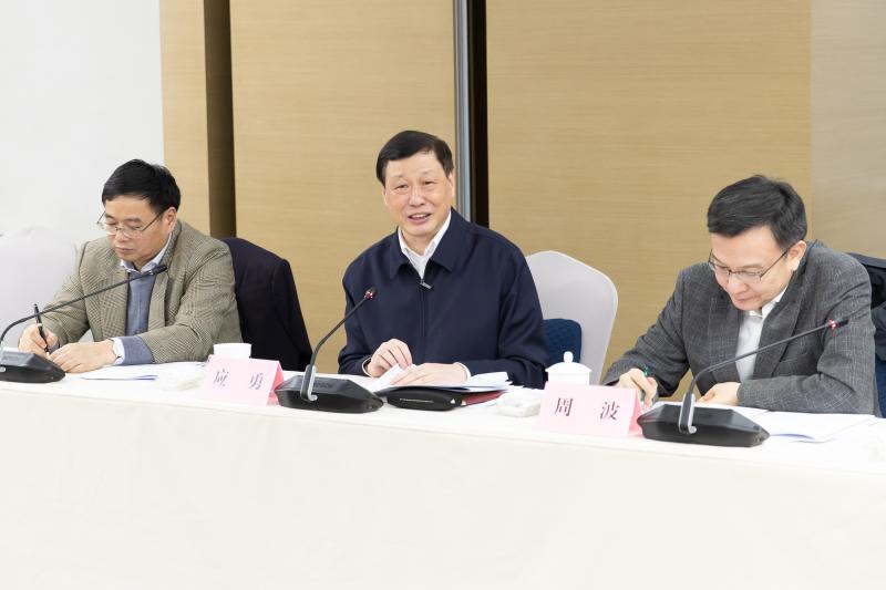 2018年12月27日，應(yīng)勇市長來到上海市大數(shù)據(jù)中心，聽取“一網(wǎng)通辦”推進(jìn)情況匯報(bào)。