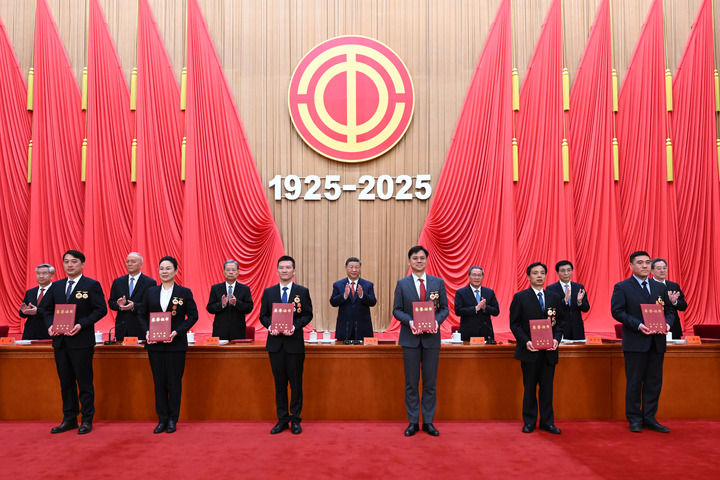 這是習(xí)近平等黨和國(guó)家領(lǐng)導(dǎo)人為全國(guó)勞動(dòng)模范和先進(jìn)工作者代表頒發(fā)榮譽(yù)證書。新華社記者 謝環(huán)馳 攝.jpg