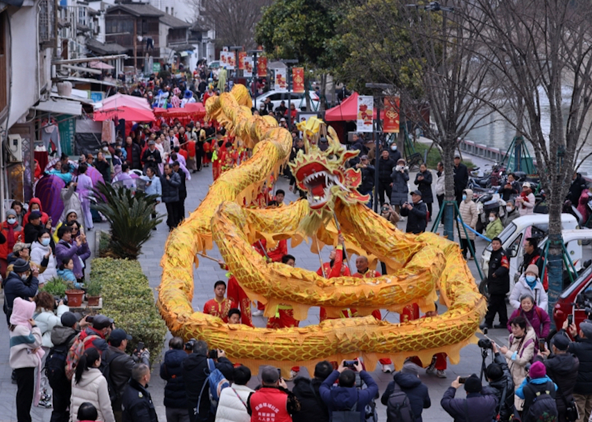 行街巡游 文藝演出等20多項(xiàng)活動(dòng)鬧元宵 60米金龍飛舞三林老街