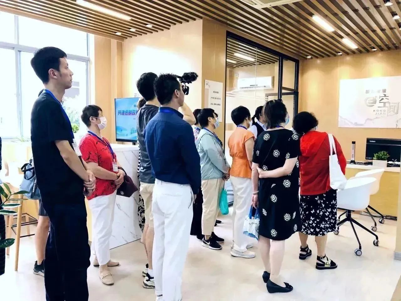 共建透明政務(wù) 共享發(fā)展成果——新涇鎮(zhèn)社區(qū)事務(wù)受理服務(wù)中心政府開放月活動(dòng)3.jpg