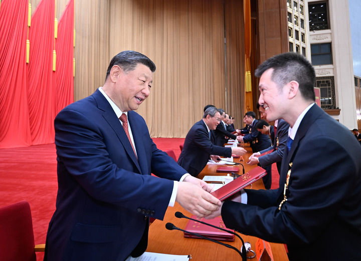這是習(xí)近平等黨和國(guó)家領(lǐng)導(dǎo)人為全國(guó)勞動(dòng)模范和先進(jìn)工作者代表頒發(fā)榮譽(yù)證書。新華社記者 李學(xué)仁 攝.jpg