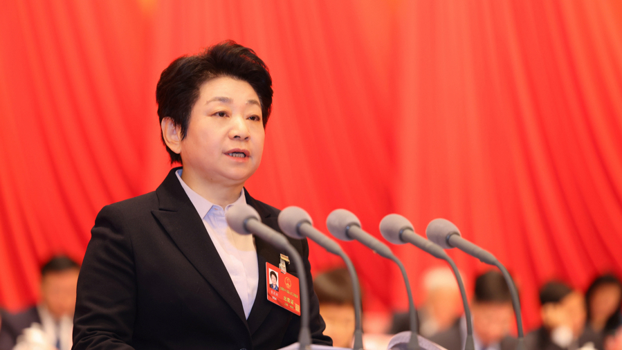 黃莉新作市人大常委會工作報告。 袁婧 攝.jpeg
